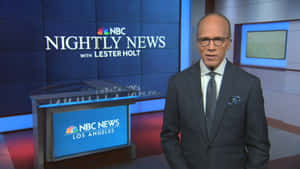 NBC Nightly News主播萊斯特·霍爾特在帶有藍色燈光和玻璃桌的演播室中。