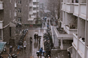 雪落在下雨的城市小巷，人們撐著傘行走。 — 雨 壁紙
