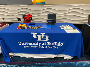 University at Buffalo活動枱，上面有零食、筆和宣傳單張。