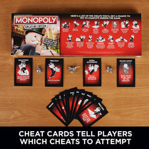 大富翁作弊版遊戲盒及作弊卡在木桌上。