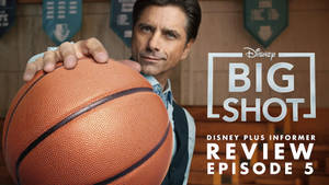 男子在健身房拿著籃球，附有Disney Big Shot評論文字。