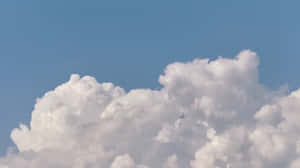 蓬鬆的白雲在明亮的藍天上漂浮。 — 藍天 壁紙