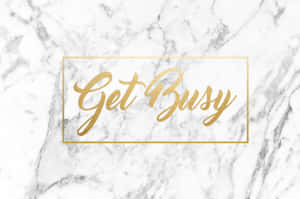 大理石背景上金色框架的勵志文字 Get Busy — 語錄 壁紙