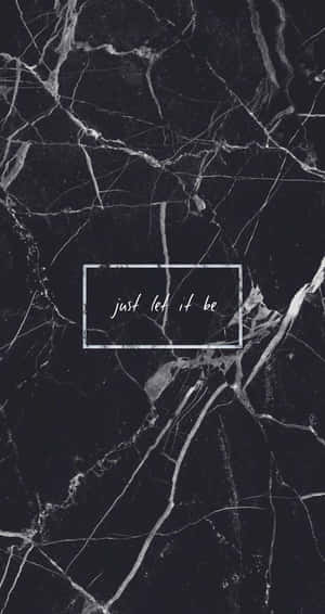 黑白紋大理石背景，白色方框內有just let it be文字。 — 語錄 壁紙