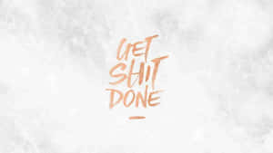 在紋理白色背景上以銅色筆觸呈現的勵志名言 get shit done — 灰色 GIF 壁紙