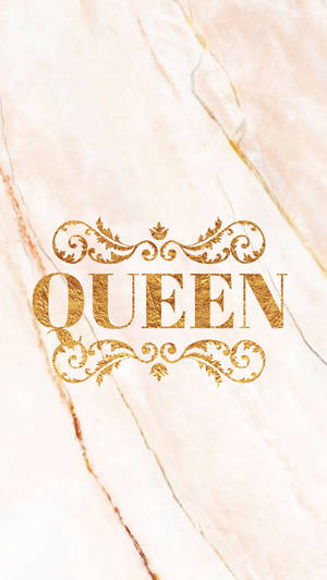粉紅大理石背景上的金箔queen文字