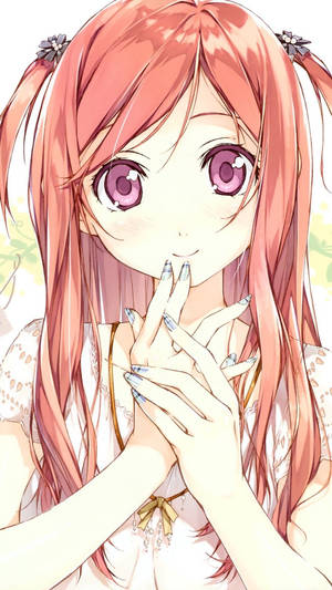粉紅色頭髮和眼睛的動漫女孩，雙手合十靠近嘴唇微笑。