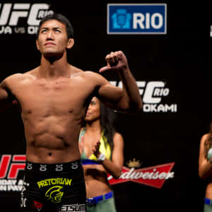 UFC拳手在里約的稱重活動中自信地擺姿勢。