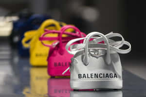 色彩繽紛的Balenciaga手袋在店內展示，拋光地板上反射出倒影。