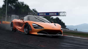 橙色McLaren超級跑車在潮濕賽道上漂移，背景有WAKOS標誌和山丘。