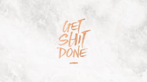 勵志語句 get shit done 以銅色畫筆字體寫喺大理石紋背景上 — 語錄 壁紙