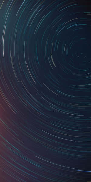 星軌在深靛藍色夜空中旋轉成催眠般的弧線，帶有洋紅色漸變。 — 簡約藍色美學 壁紙