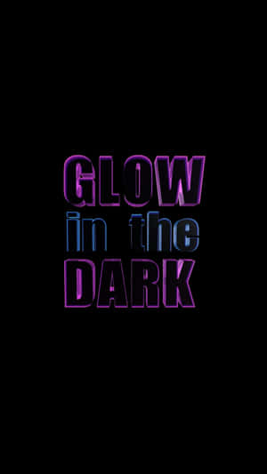 黑色背景上顯示「GLOW in the DARK」的霓虹發光文字 — 暮光 壁紙
