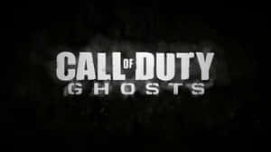 黑暗背景上帶有煙霧效果的 Call of Duty Ghosts 遊戲標誌 — 使命召喚：現代戰爭 壁紙