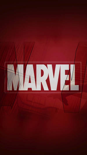 白色Marvel標誌在紅色漫畫風格背景上。 — 復仇者聯盟標誌 壁紙