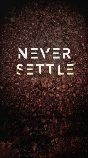 深色土壤上的勵志文字 never settle — OnePlus 壁紙
