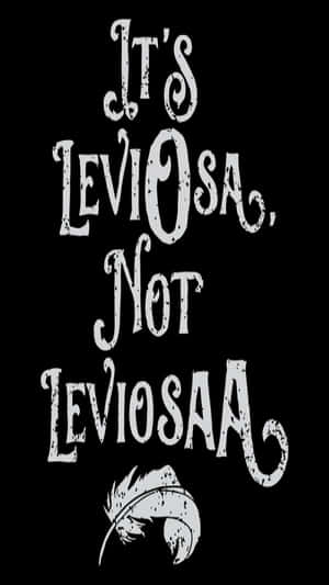 文字圖形寫著「It's LeviOSA, Not LEVIOSAA」，下方有一根羽毛。 — 魔法 GIF 壁紙