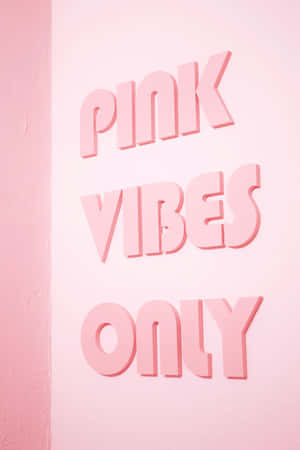 粉紅色3D字母在粉紅色牆上寫著pink vibes only。 — 小米18 Fold 壁紙