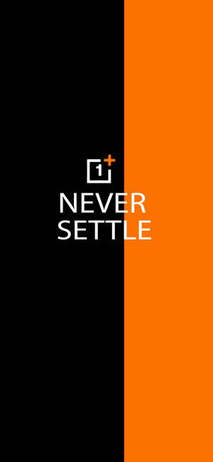 黑色和橙色分割畫面，帶有白色勵志文字 never settle。 — iPhone 15 Pro 壁紙