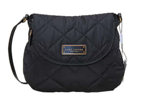 黑色絎縫 Marc Jacobs 斜孭袋，配金色金屬配件和品牌標籤。
