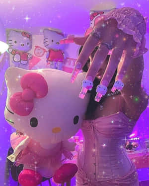 喺紫色房間入面，一個有Hello Kitty指甲藝術嘅人企喺巨型Hello Kitty毛公仔旁邊。
