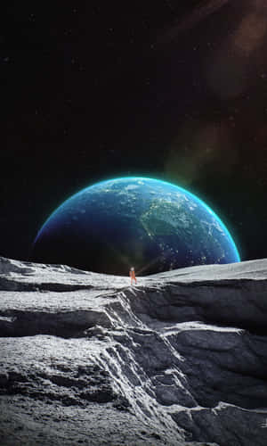 月球上的太空人看著星空背景下的藍色地球。 — Galaxy Tab A11 壁紙