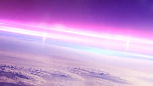 鮮豔的粉紅色和紫色極光照亮柔軟雲層之上的星空。