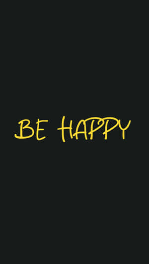 黑色背景上的黃色手寫短語 be happy
