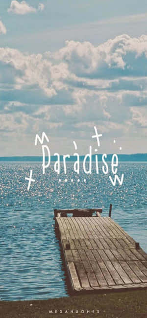 木碼頭伸入平靜的藍色水中，多雲的天空下帶有'Paradise'文字。