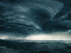 黑暗的風暴海洋，上方有旋轉的雲層。