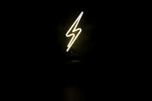 深色木牆上發光的霓虹閃電。