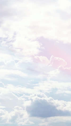 粉彩雲朵在寧靜的天空中飄移，帶有粉紅和藍色色調。 — 雲朵 壁紙
