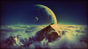雲層之上白雪覆蓋的山峰，暮色天空中發光的綠色行星和衛星。