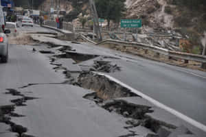 地震後倒塌的道路，有明顯裂縫和碎片。