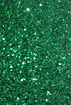 綠色閃粉嘅特寫，帶有明亮嘅白色閃光。