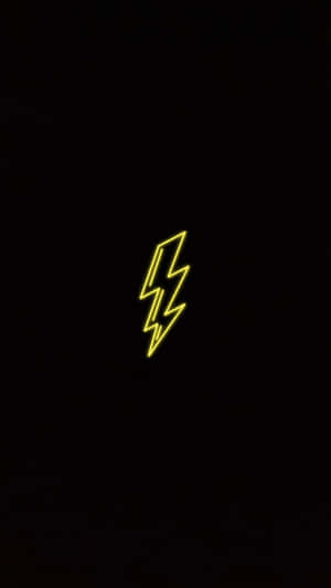 黑色背景上明亮的黃色霓虹閃電。