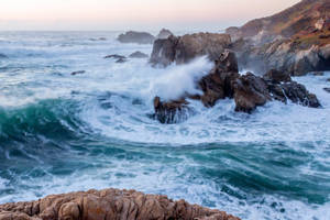 黎明時分，海浪拍打岩石海岸，薄霧升起。 — 海浪 壁紙