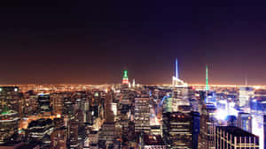紐約市天際線夜景，摩天大樓與城市燈光閃爍。 — 紐約市夜晚 壁紙