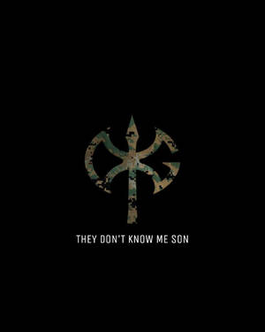 一個像素化的迷彩符號，在黑色背景上有文字 they don't know me son。