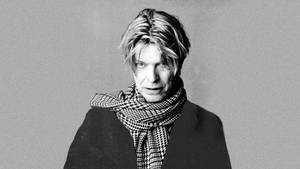 David Bowie 的黑白工作室肖像，穿著圖案圍巾。