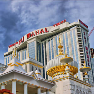 Trump Taj Mahal酒店，金色圓頂和玻璃外牆，天空多雲。 — 紐約市 壁紙