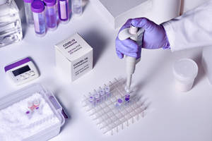 科學家在實驗室環境中處理 COVID-19 PCR 測試樣本。