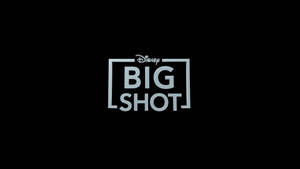 黑色背景上的銀色 Disney Big Shot 標誌