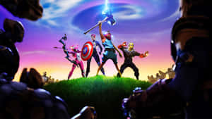 Fortnite 角色在色彩繽紛的日落時分，在長滿草的山丘上擺出動作姿勢。