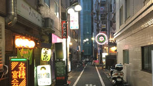 夜晚被發光霓虹招牌和燈籠照亮的狹窄日本小巷。 — 東京 壁紙