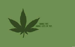 深綠色大麻葉，帶有文字 smoke pot smoke lots of pot，在橄欖綠色背景上 — 食草 壁紙