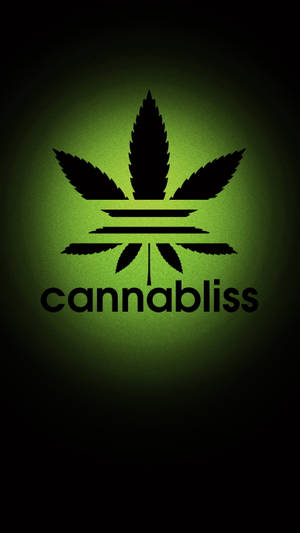 黑色大麻葉標誌，帶有文字，背景為綠色發光。