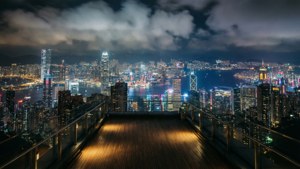 從天台俯瞰香港夜景，摩天大樓與海港在霓虹燈光下熠熠生輝。
