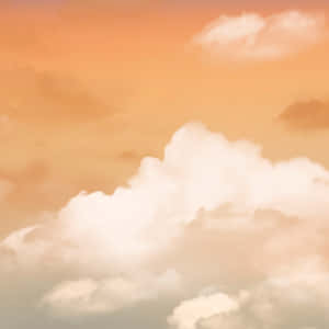 寧靜的天空，柔軟的雲朵在溫暖的橙色色調中發光。 — 唯美雲朵動態 壁紙