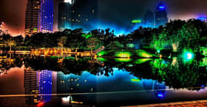 霓虹城市天際線在夜間倒映在寧靜的池塘中，伴隨著發光的綠色樹木。